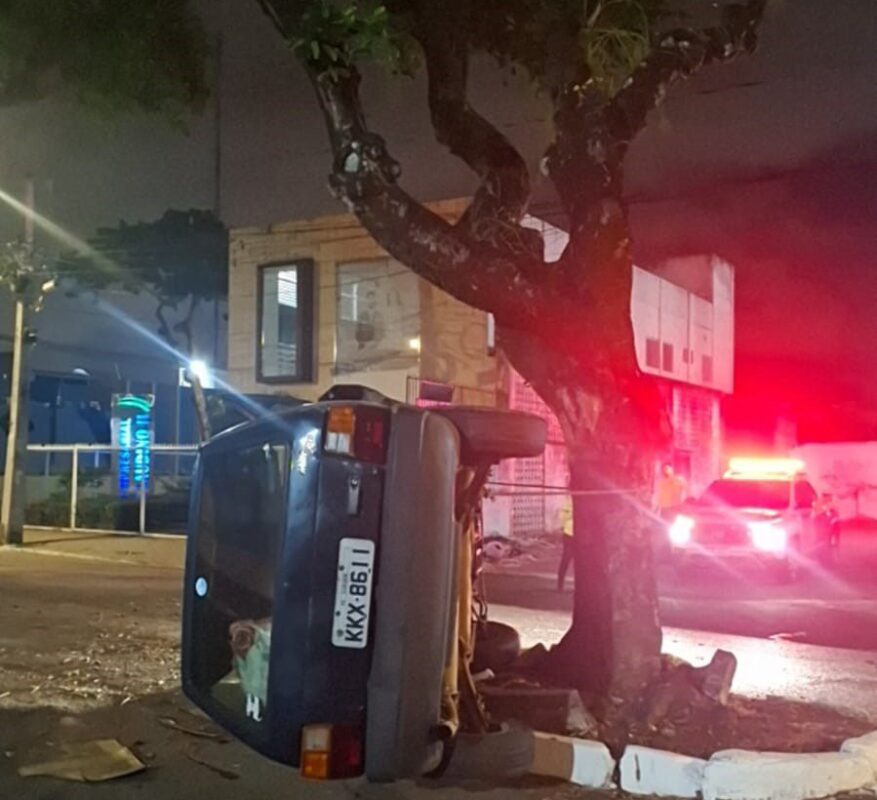 Veículo tomba no Centro de João Pessoa; motorista teve ferimentos leves