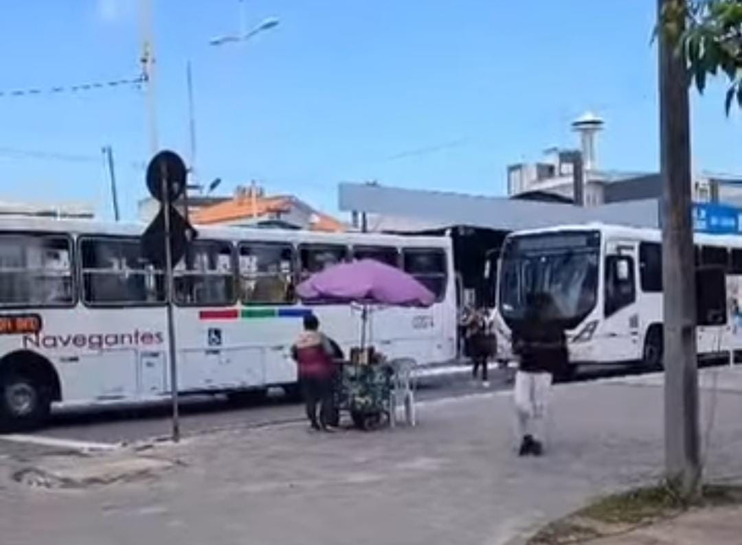 João Pessoa: motoristas de ônibus paralisam serviço e protestam por reajuste nos salários