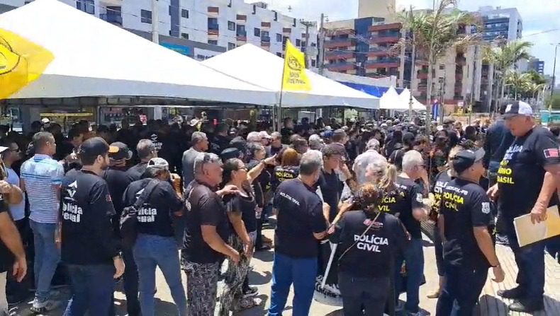 Policiais realizam protesto na Epitácio Pessoa por melhores salários e presidente da Aspol afirma que reajuste necessário é de "quase 100%"