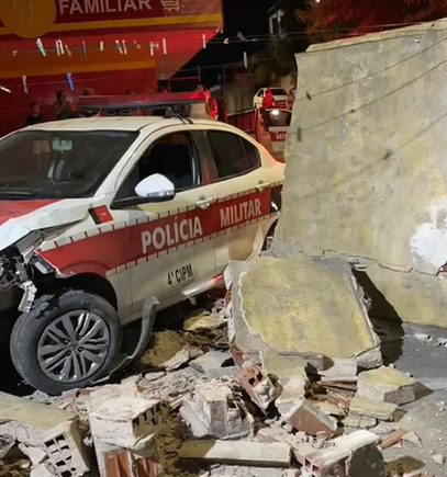 Viatura da Polícia Militar colide contra muro de casa durante perseguição em Bayeux