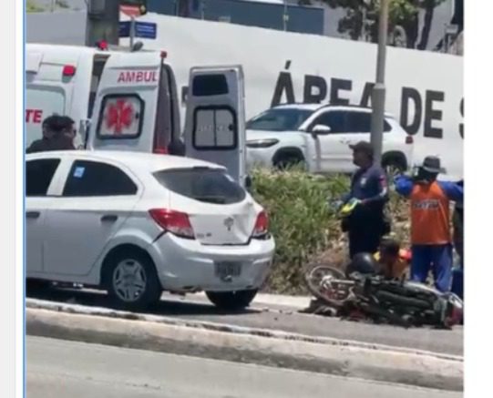 Motociclista colide com carro e acidente deixa trânsito lento na BR-230