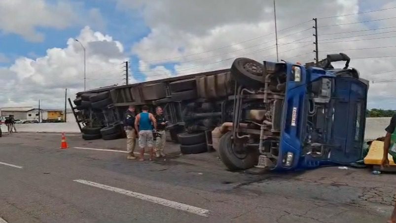 Caminhão tomba na BR-101 e carga se espalha na via