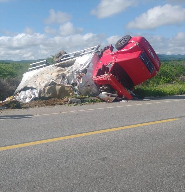 Caminhão carregado tomba na BR-230 no Sertão da Paraíba