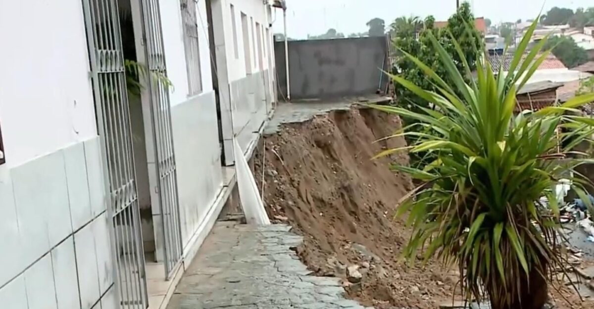 Muro de arrimo desaba em Cruz das Armas após fortes chuvas e moradores são retirados do local