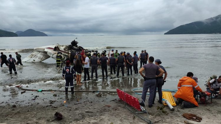 Queda de avião em Ubatuba: cinco pessoas estavam na aeronave e três foram atingidas em pista de skate