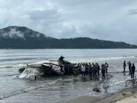 Avião de pequeno porte sofre acidente, em Ubatuba, no Litoral Norte de SP — Foto: João Mota/TV Vanguarda