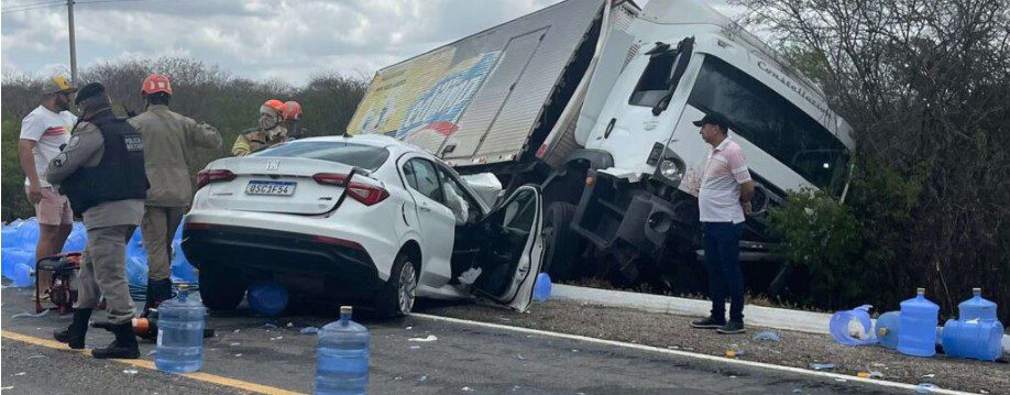 Carro e caminhão colidem na BR-412, entre Serra Branca e Santa Luzia, e uma pessoa morre Foto: De Olho no Cariri