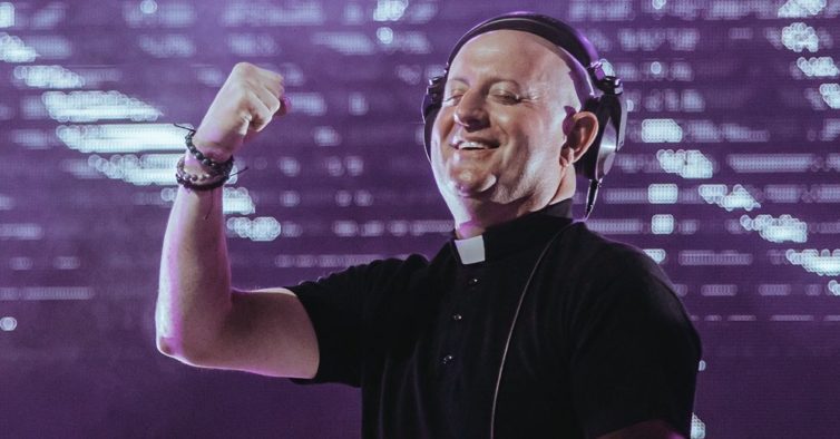 Padre DJ é uma das atrações de evento religioso no Brasil; saiba quem é