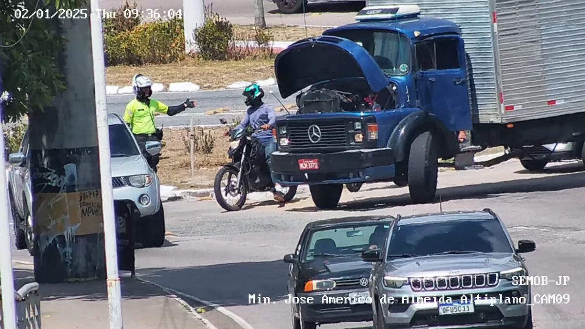 Pane em veículo deixa trânsito engarrafado em João Pessoa