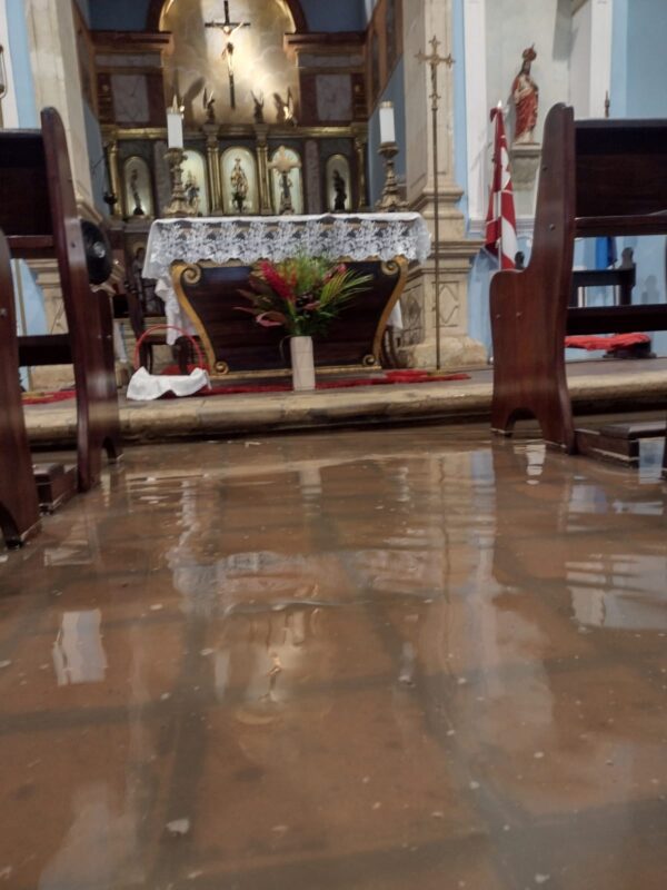 FOTOS E VÍDEOS: igreja matriz do Conde fica alagada após fortes chuvas