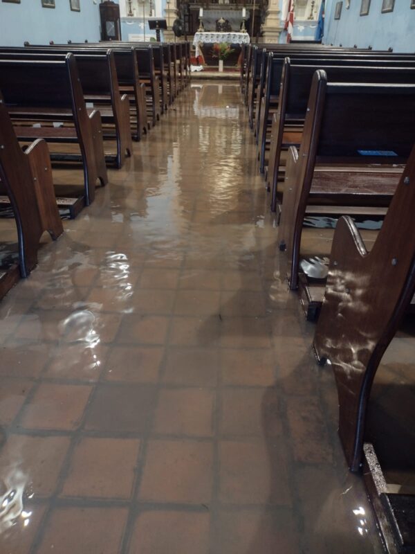 FOTOS E VÍDEOS: igreja matriz do Conde fica alagada após fortes chuvas