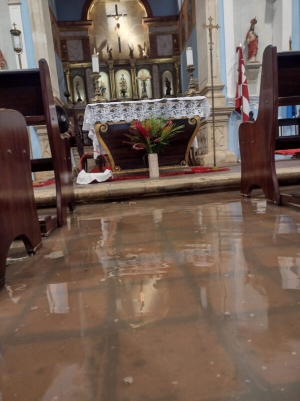 FOTOS E VÍDEOS: igreja matriz do Conde fica alagada após fortes chuvas